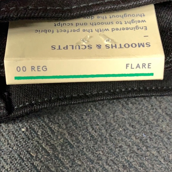 Universal Threads Flare Jeans - Picture 4 of 7